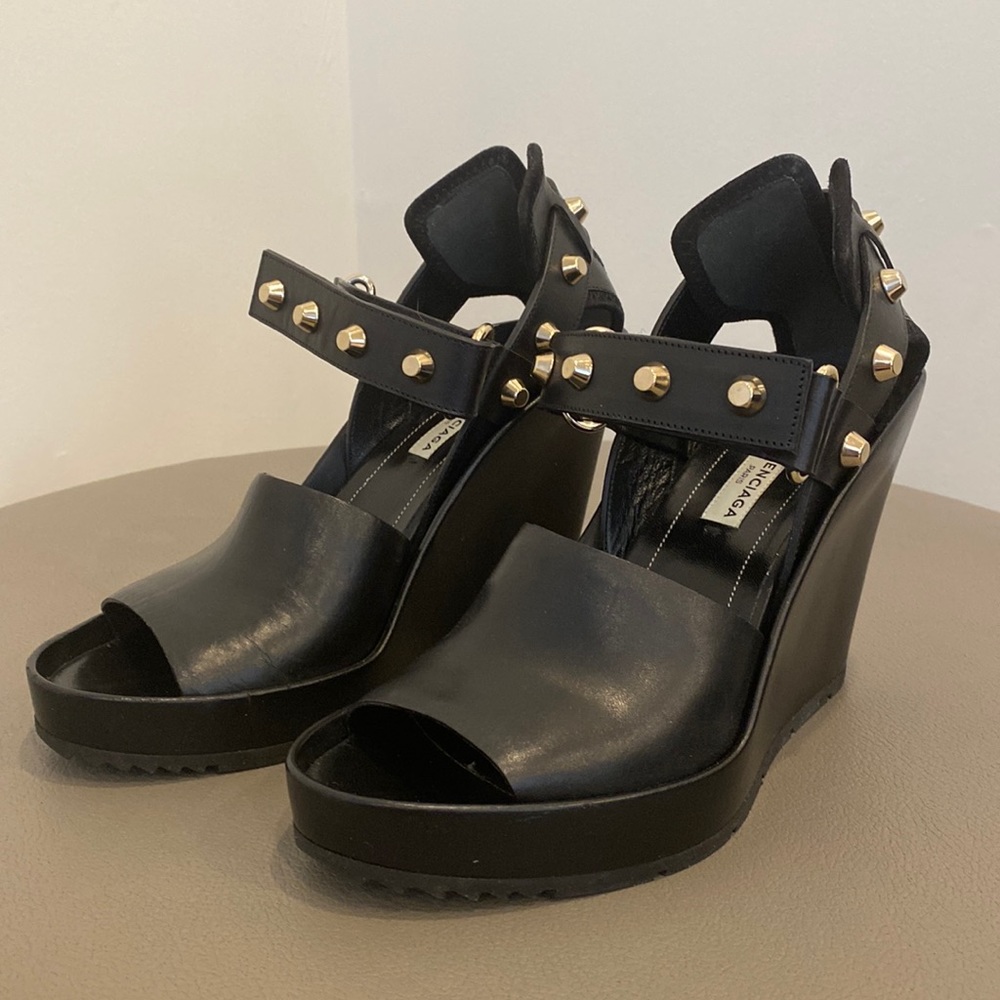 BALENCIAGA black wedge studded sandal. Size 36.5